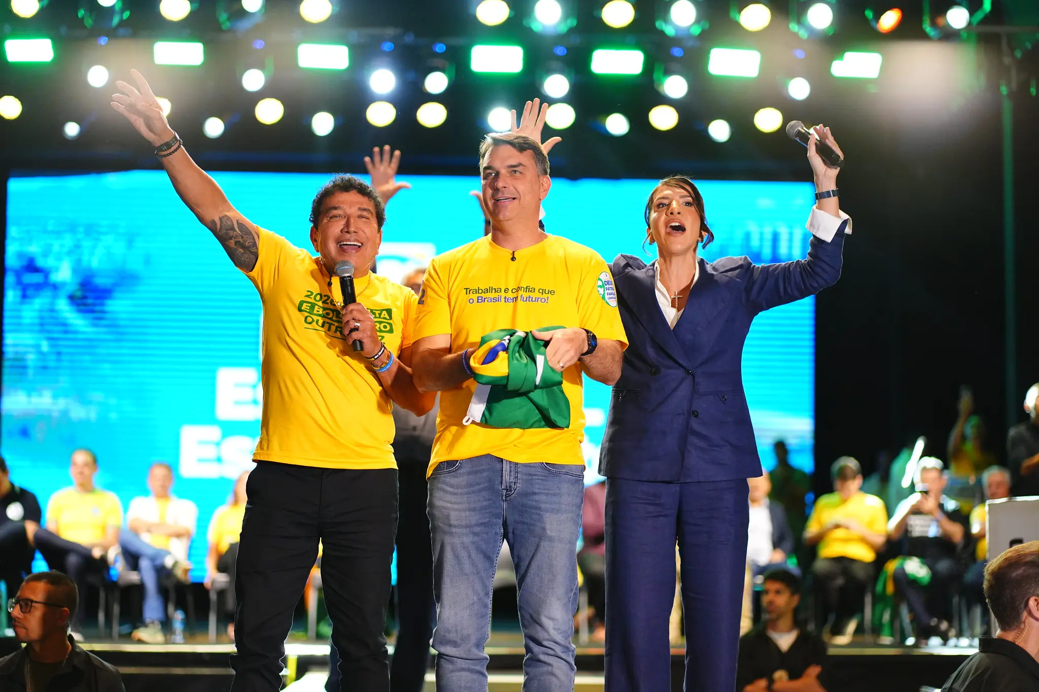 O senador Flávio Bolsonaro (PL-RJ) ao lado do senador Magno Malta (PL-ES) e de Maguinha Malta (PL), pré-candidata ao Senado pelo Espírito Santo.