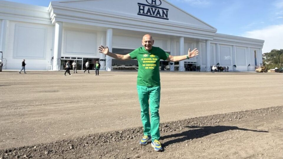 Luciano Hang doa prótese de alta tecnologia a pedreiro de SC