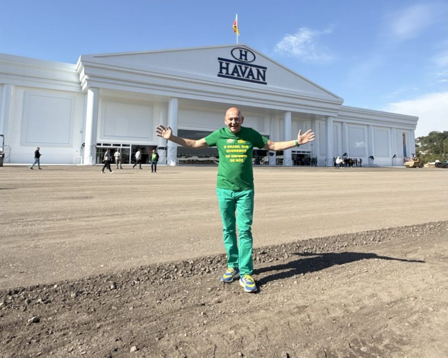 Luciano Hang doa prótese de alta tecnologia a pedreiro de SC