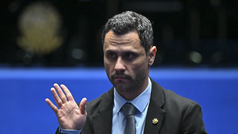 Senador não cravou decisão, mas publicou vídeo feito por IA em que é encorajado por pai e irmão.