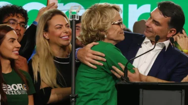 Flávio anuncia Rogéria Bolsonaro como candidata a deputada federal pelo Rio.