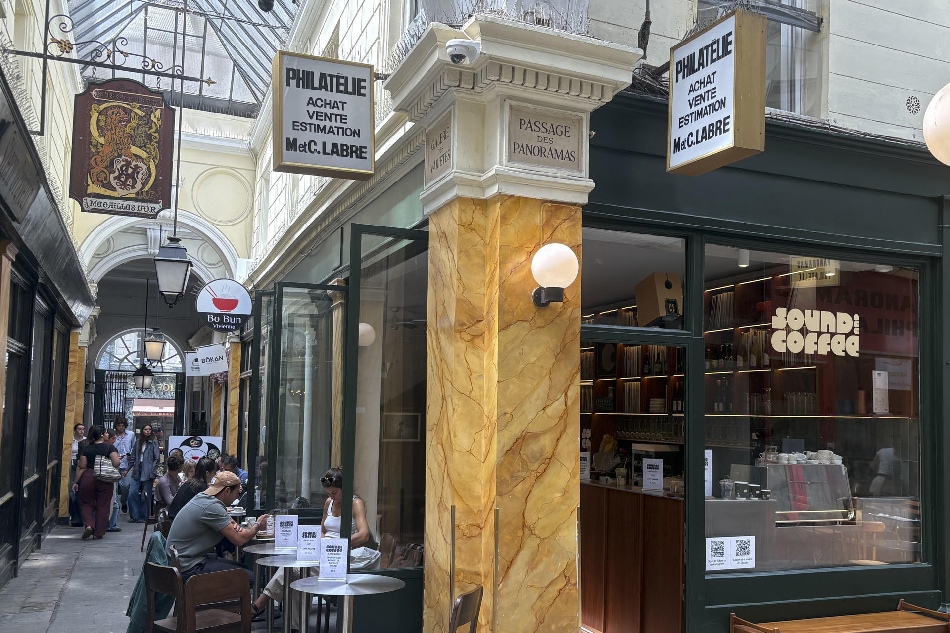 O segredo da galeria mais antiga de Paris: onde selos raros resistem à modernidade