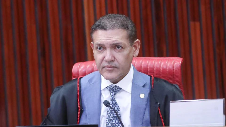 Ministro alegou que estatal não pode propor esse tipo de ação e não viu a possibilidade de consulta genérica.