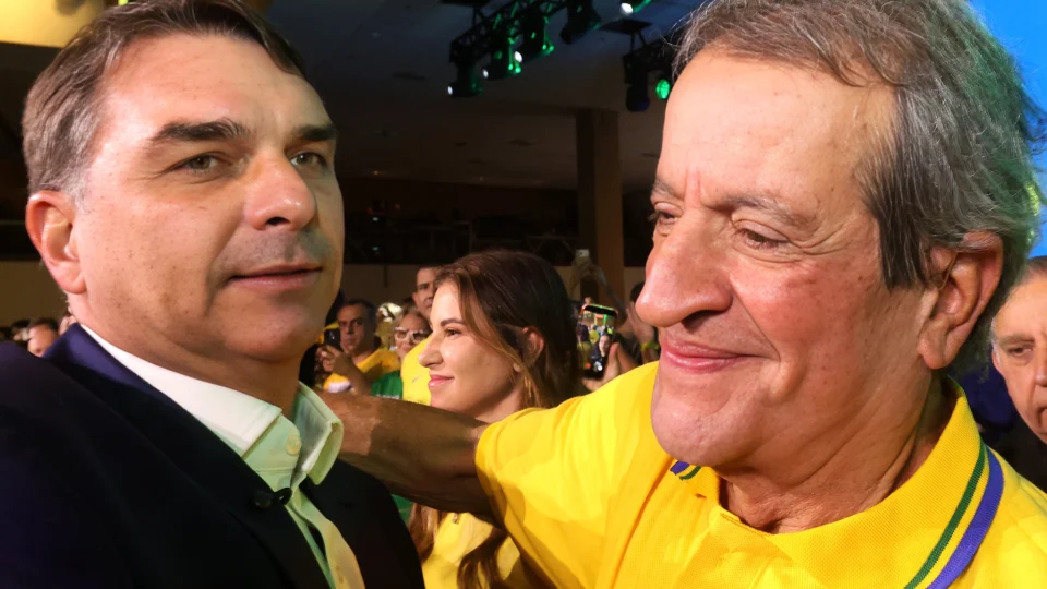 Valdemar Costa Neto defende confronto direto entre Flávio Bolsonaro e Lula nos debates presidenciais.