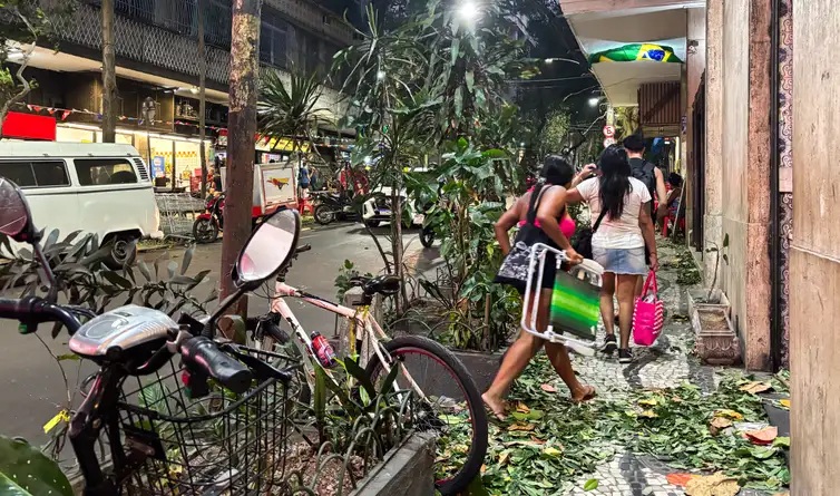 Ventos de 100 km/h matam 2 no Rio, 1 em SP e causam estragos em ao menos 4 estados