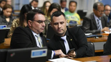 Flávio Bolsonaro Cleitinho palanque Minas Gerais