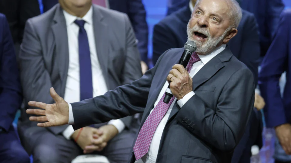 Lula reage a Trump e Milei e diz que “ninguém vai meter bedelho nas eleições”