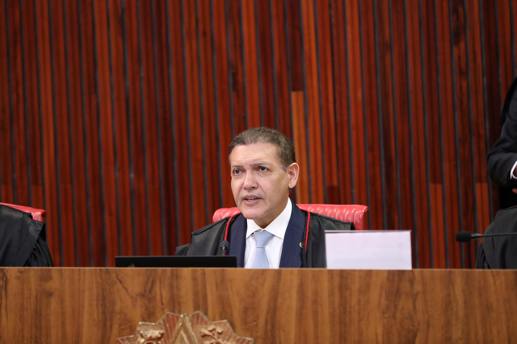 Portaria assinada por Nunes Marques exige divulgação de procedimentos, mas ressalva sigilo comercial.