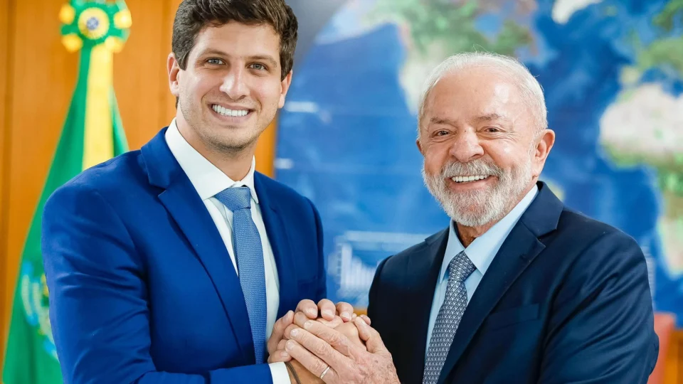 Eleição em Pernambuco tem embate entre Raquel Lyra e João Campos (este, na foto, ao lado de Lula).