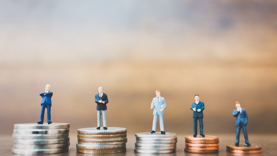 Levantamento com quase 1 milhão de trabalhadores revela que auge salarial no Brasil ocorre entre 46 e 55 anos