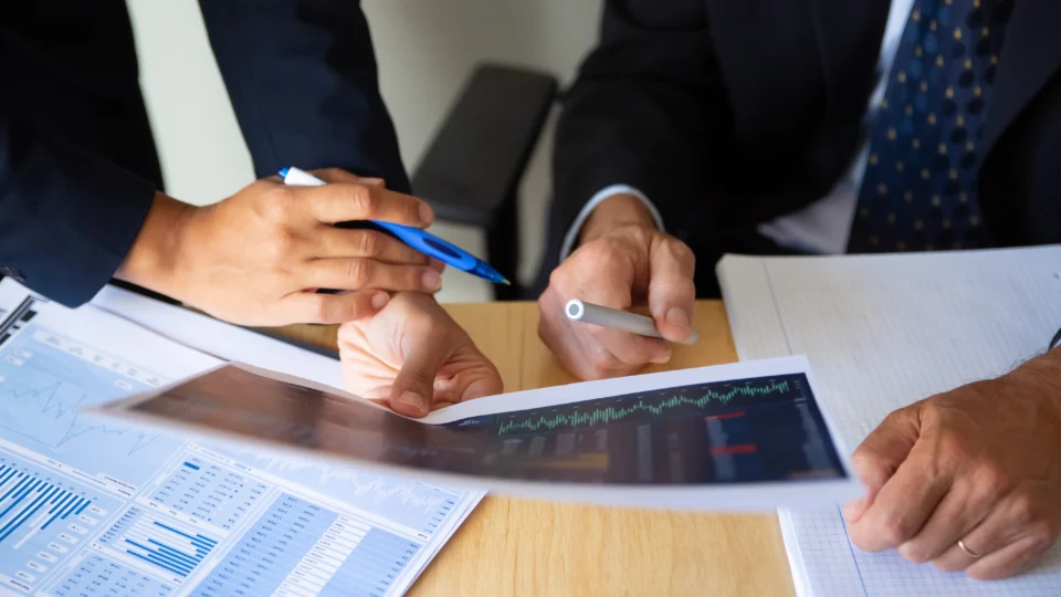 Especialista analisa documentos fiscais durante revisão de créditos tributários em empresa.