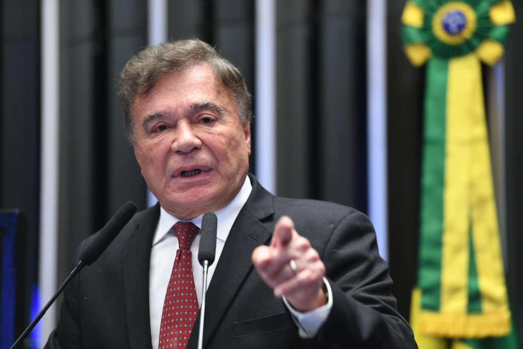 Alvaro Dias tenta viabilizar candidatura para o Senado.