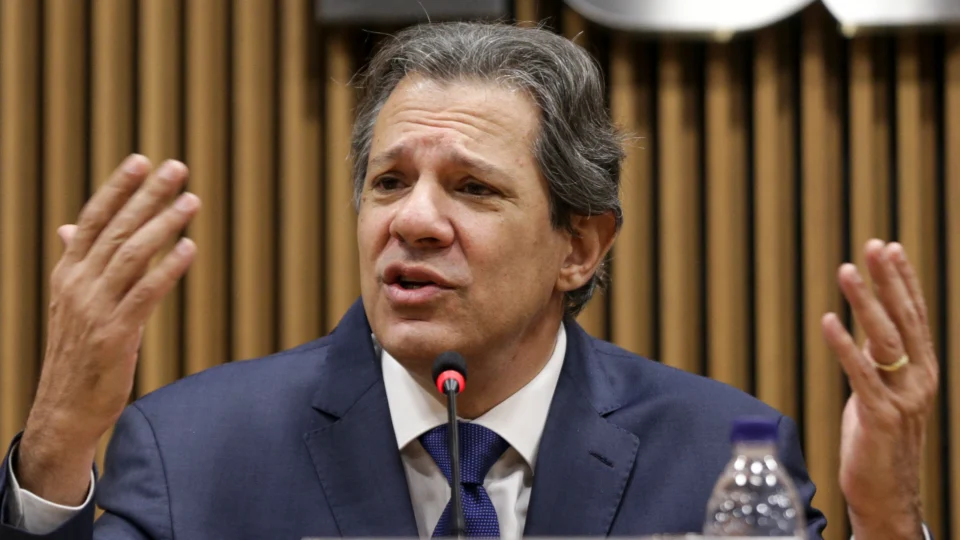 Haddad diz sentir falta do PSDB e é criticado pela esquerda após declaração sobre eleições em SP.