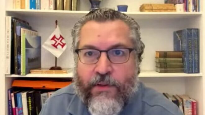 Ernesto Araújo: “Eleição será escolha entre liberdade e totalitarismo”
