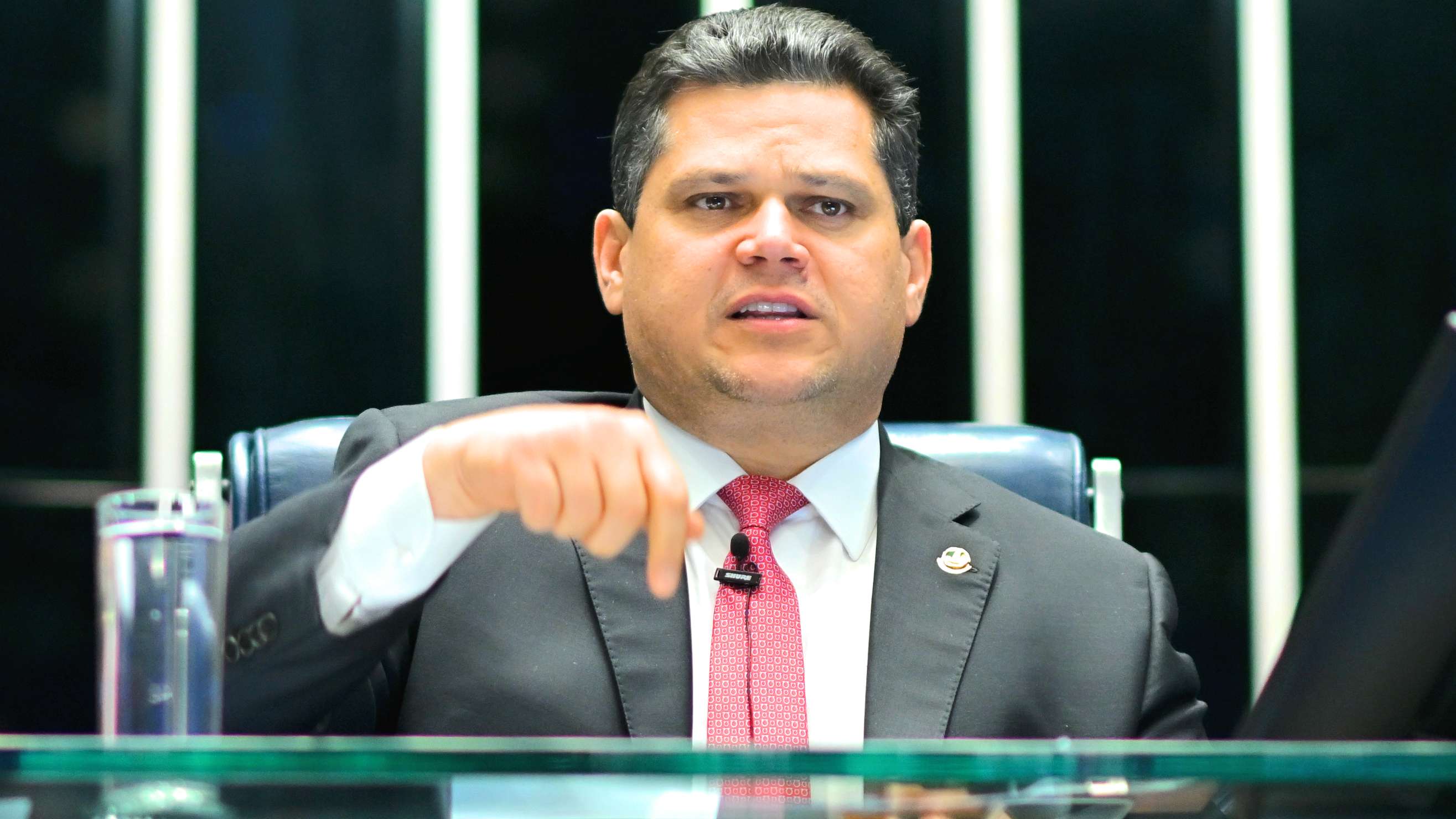 Mais de cem projetos de pisos salariais no Congresso ameaçam asfixiar prefeituras