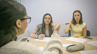 Jovens universitários participam de atividade acadêmica voltada ao debate sobre instituições públicas e formação cidadã.
