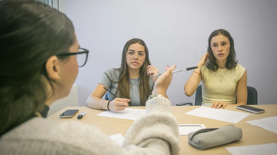 Jovens universitários participam de atividade acadêmica voltada ao debate sobre instituições públicas e formação cidadã.