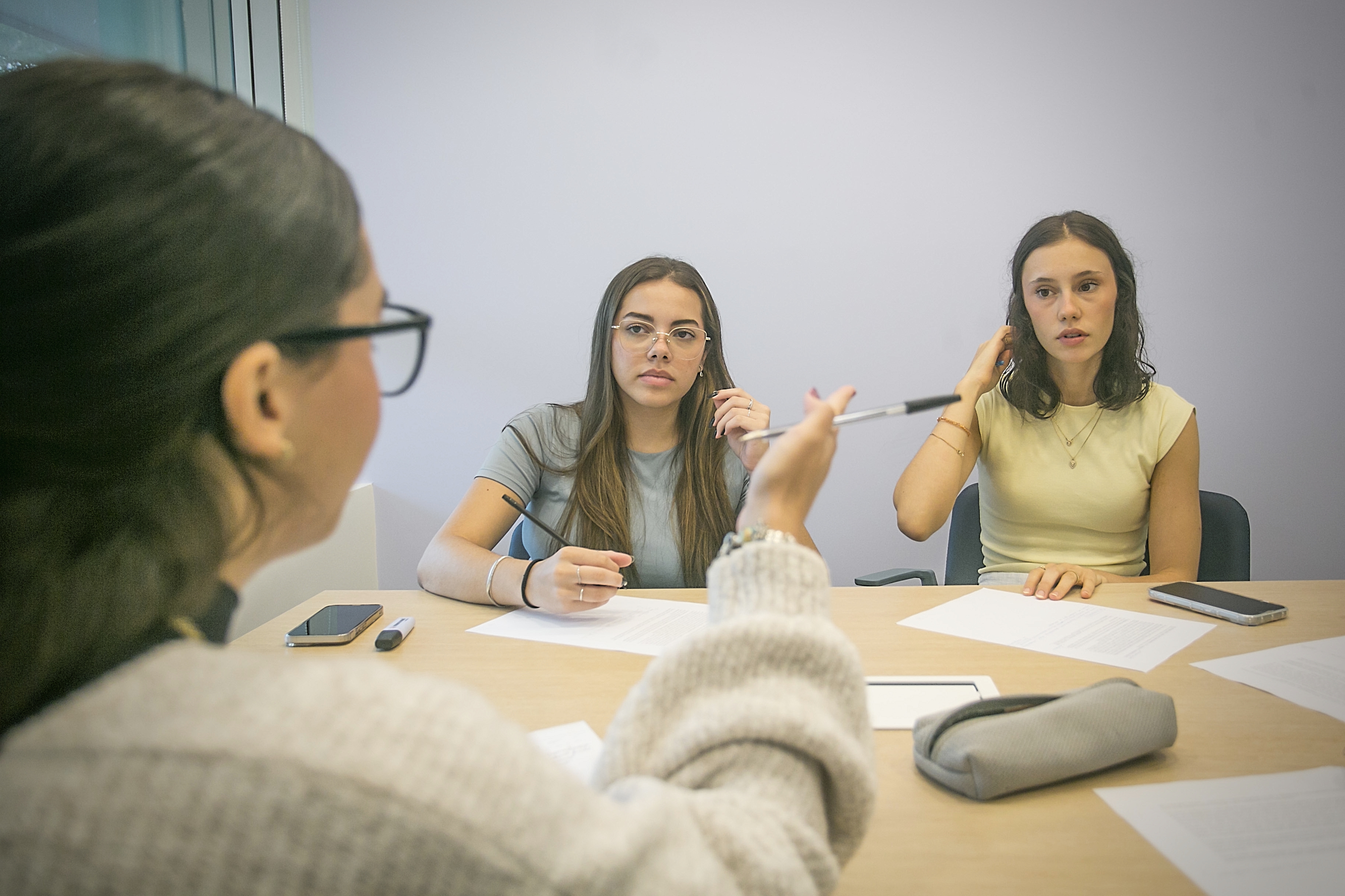 Jovens universitários participam de atividade acadêmica voltada ao debate sobre instituições públicas e formação cidadã.