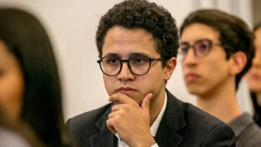 Candidatos participam de atividade de seleção universitária voltada à avaliação de competências além do desempenho acadêmico.