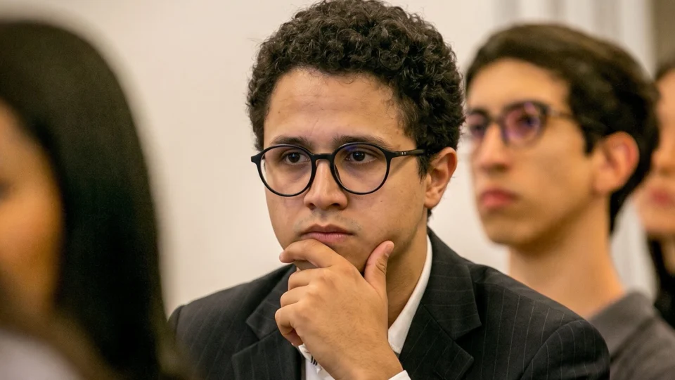 Candidatos participam de atividade de seleção universitária voltada à avaliação de competências além do desempenho acadêmico.
