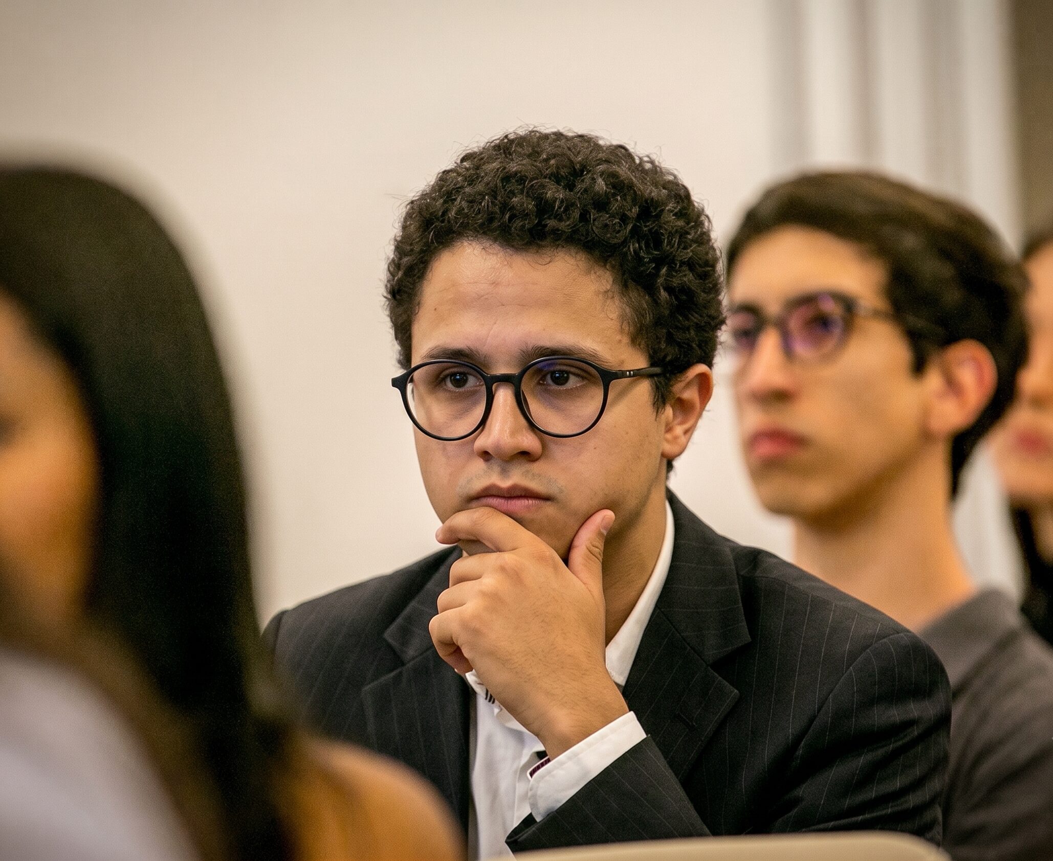 Candidatos participam de atividade de seleção universitária voltada à avaliação de competências além do desempenho acadêmico.