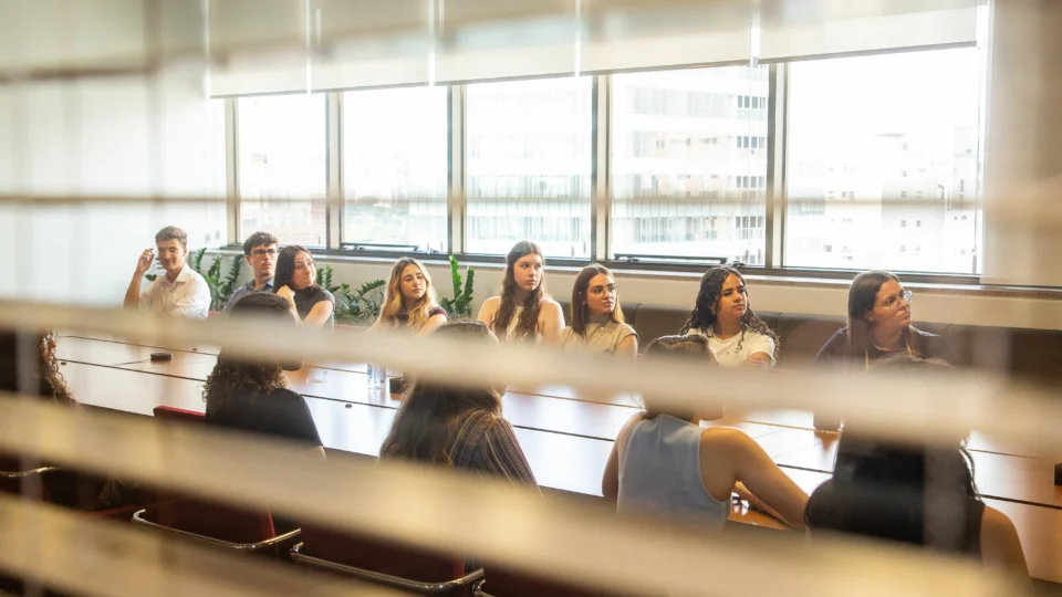 Formação universitária busca preparar estudantes para um mercado de trabalho cada vez mais impactado pela inteligência artificial.