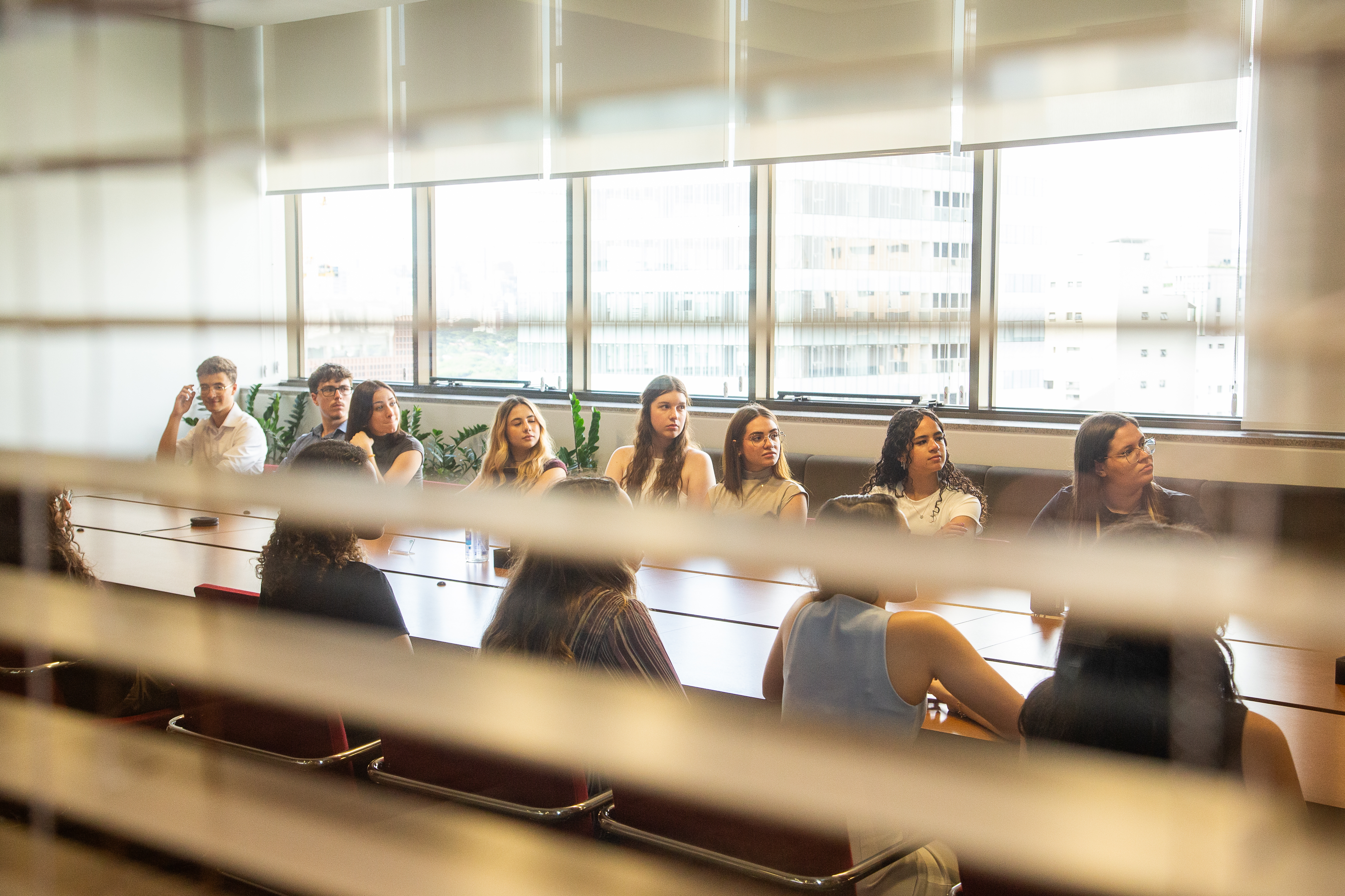 Formação universitária busca preparar estudantes para um mercado de trabalho cada vez mais impactado pela inteligência artificial.