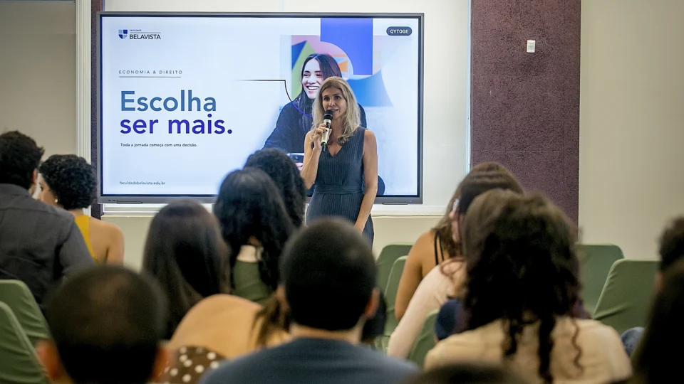 Atividades em sala de aula estimulam a interação entre estudantes e o desenvolvimento de competências comportamentais exigidas no ambiente profissional.