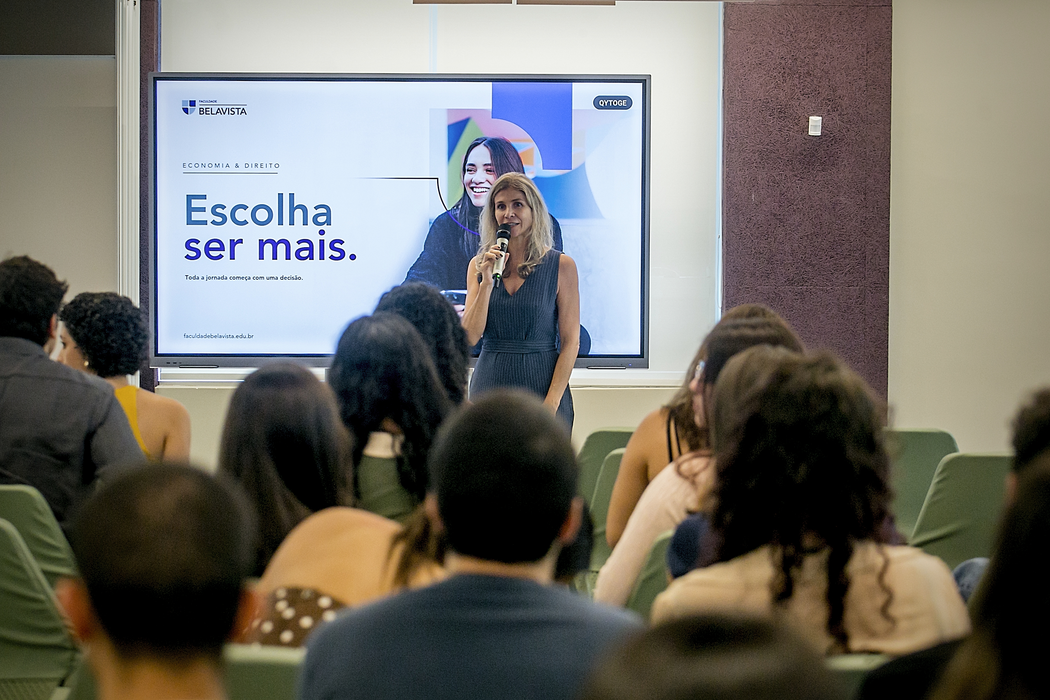 Atividades em sala de aula estimulam a interação entre estudantes e o desenvolvimento de competências comportamentais exigidas no ambiente profissional.