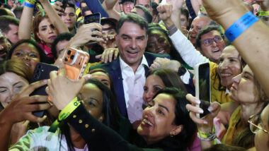 Flávio Bolsonaro lança vaquinha virtual para arrecadar recursos para a campanha presidencial de 2026.