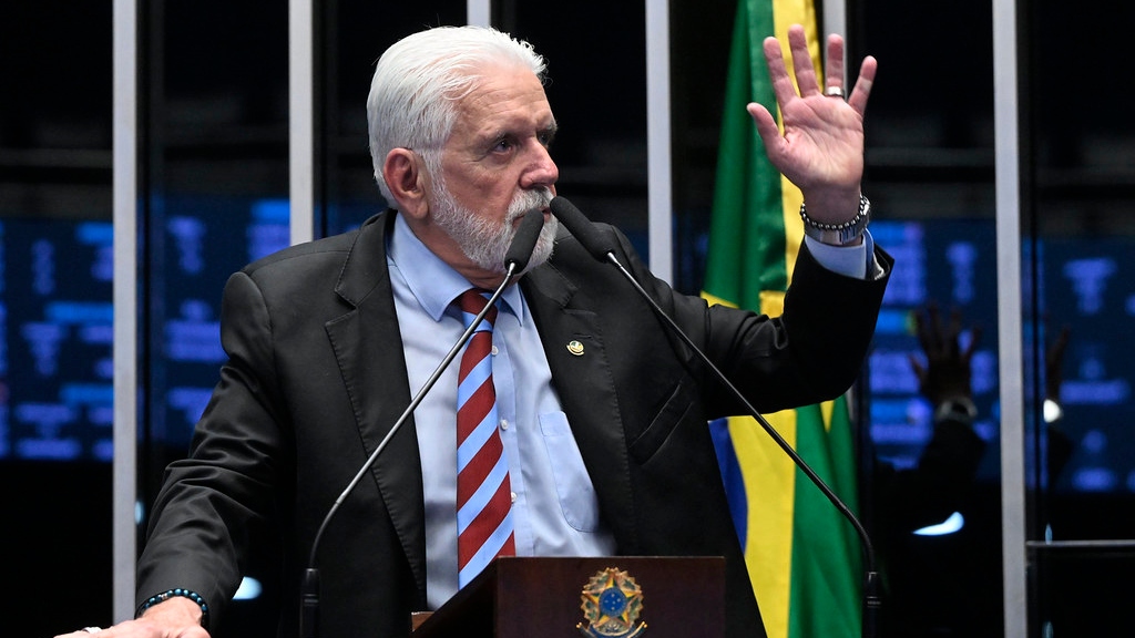 Jaques Wagner se defende de novas evidências de envolvimento com Vorcaro