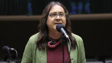 Em vídeo, Bianca Barreto destaca que Duda Salabert é casada com uma mulher e tem um filho.