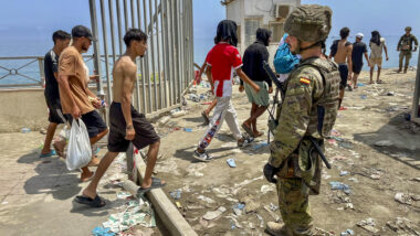 Número de vítimas fatais em Ceuta sobe para 72. Governo da Espanha instala barreiras para conter entrada de imigrantes no território.