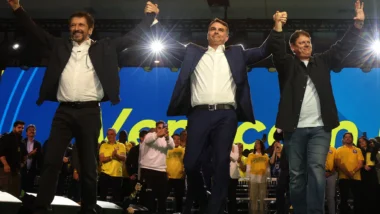 Flávio Bolsonaro acusou Lula de retaliar São Paulo em razão das lideranças de Ricardo Nunes e Tarcísio de Freitas.