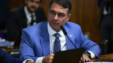 Apesar de o PP ter descartado a indicação da senadora para a vice-presidência, Flávio Bolsonaro (PL-RJ) afirmou que Tereza Cristina (PP-MS) continuará participando de sua campanha