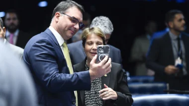 Flávio Bolsonaro vice Tereza Cristina