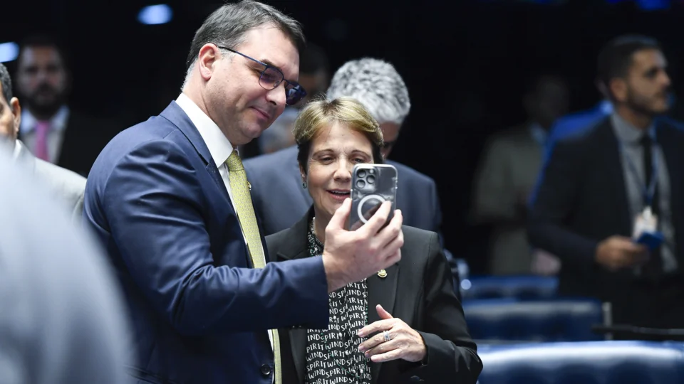 Flávio Bolsonaro vice Tereza Cristina