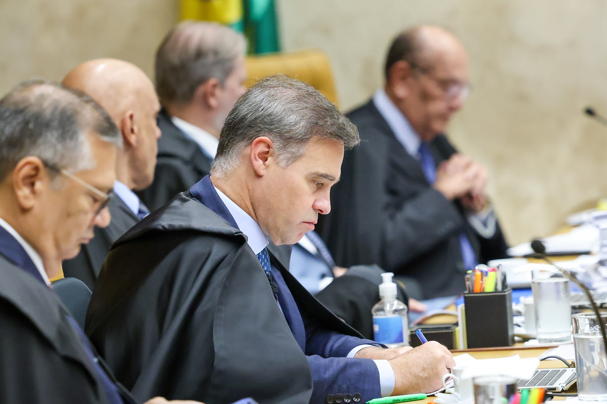 Como André Mendonça conduz as investigações sobre Lulinha e o Banco Master?