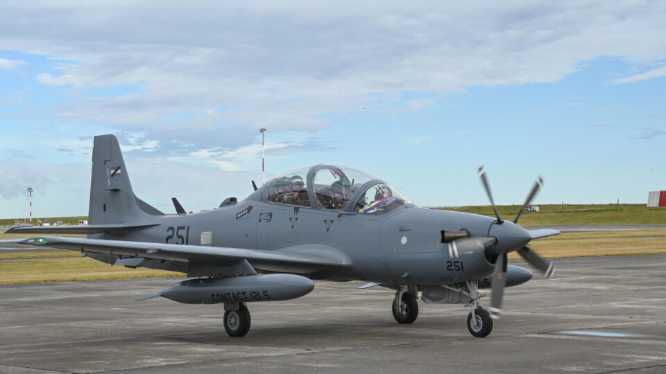 FAB força a tiros pouso de avião monomotor “suspeito” vindo da Bolívia