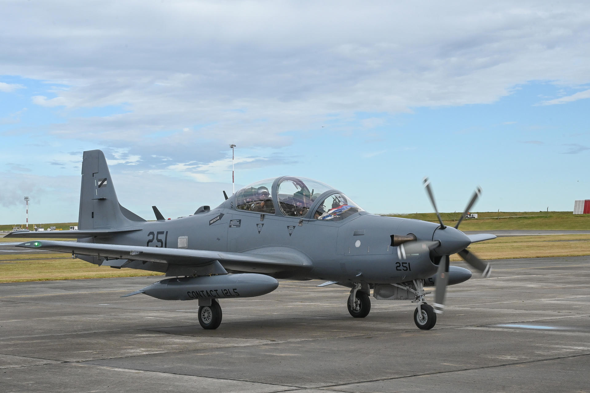 FAB força a tiros pouso de avião monomotor “suspeito” vindo da Bolívia