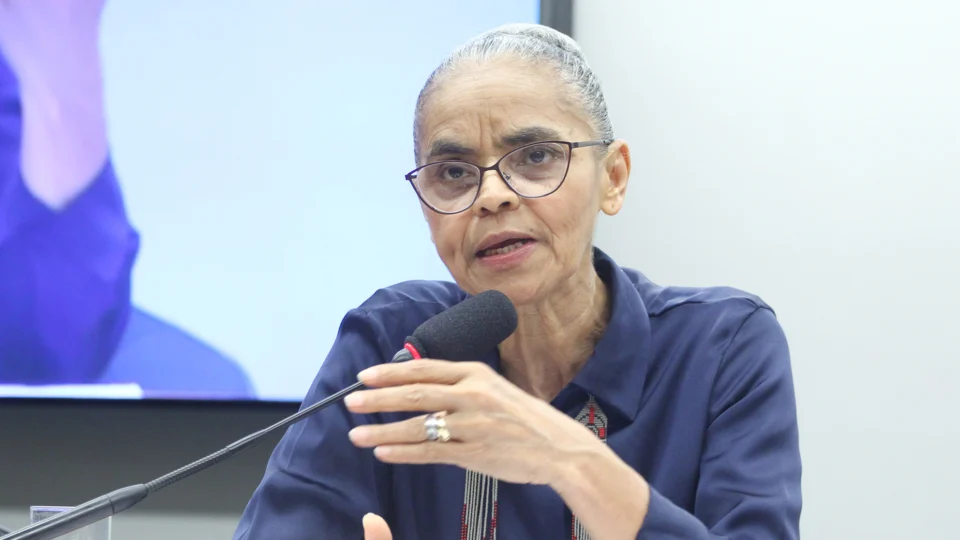 Fundadora da Rede briga na Justiça contra a cúpula enquanto precisa do aval da legenda para passar de pré-candidata a candidata.