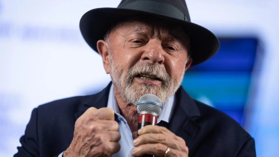 Pedido de votos só é permitido a partir de 16 de agosto por candidatos oficializados, o que o petista ainda não é.