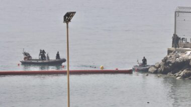 barreira flutuante Ceuta Espanha migrantes