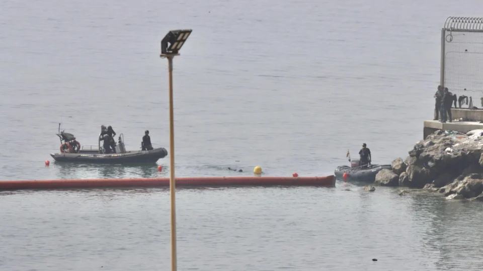 barreira flutuante Ceuta Espanha migrantes
