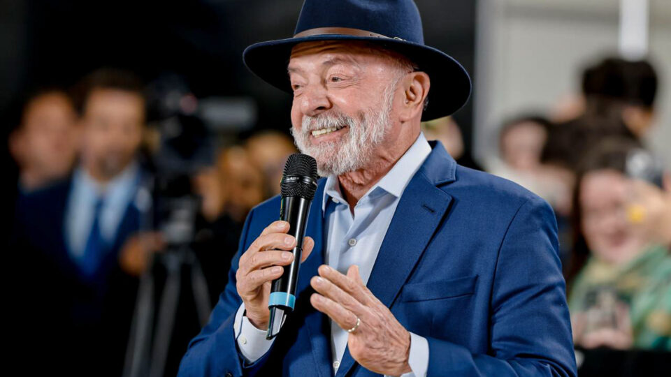 Lula libera bilhões em crédito e estende programas sociais antes de oficializar candidatura