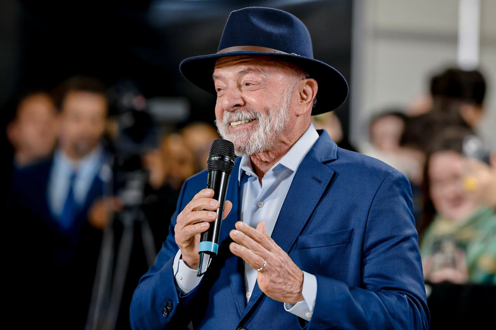 Lula libera bilhões em crédito e estende programas sociais antes de oficializar candidatura