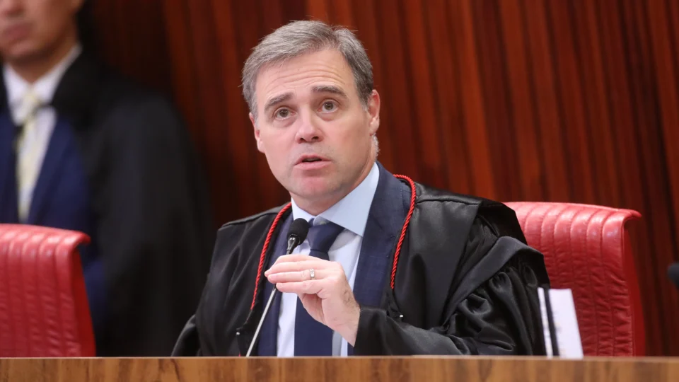 Indicado por Bolsonaro, ministro foi sorteado e deverá decidir se exclui conteúdos e multa petista.
