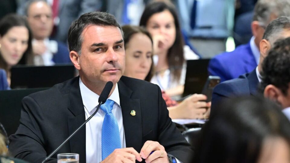 PL alerta para sites falsos que usam nome de Flávio Bolsonaro para pedir doações