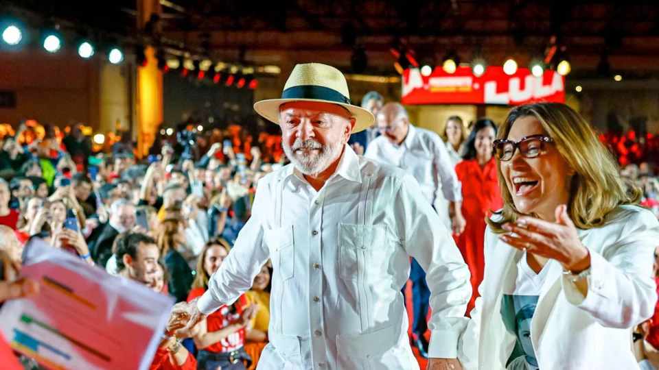 Janja interrompe Lula e fala sobre escolha das mulheres na maternidade durante convenção do PT.