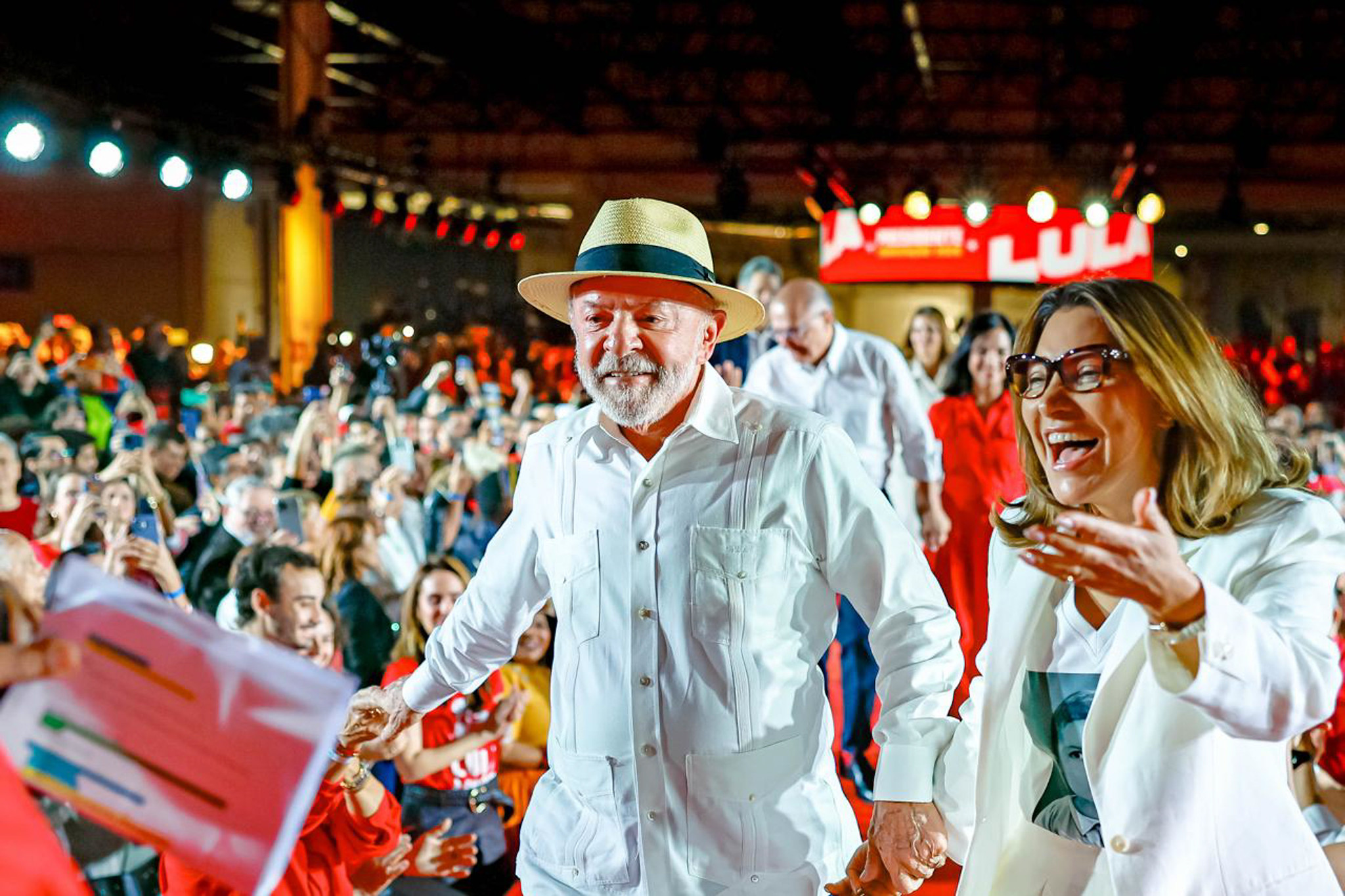 Janja interrompe Lula em discurso e defende que mulheres decidam quando ter filhos